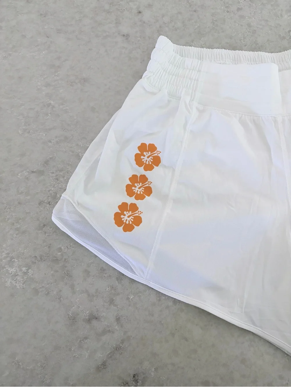 Lululemon Hawaii Hibiscus Flower Hotty Hot Shorts - White / Size 8 NWT Rare